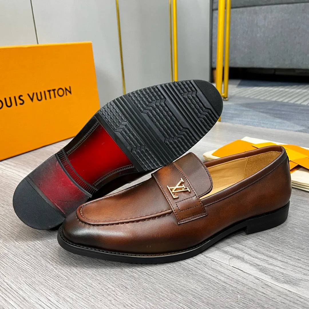 Factory price: 520💰-(LV) men’s formal leather shoes! Genuine molded horsebit, a classic must-have for your shoe cabinet! The feet are particularly delicate! This Gucci original version is a set last, and we are consistent with the counter! Therefore, it is more comfortable in terms of last shape and comfort! Take it to the counter and compare at will! Good shoes are more than just what they make! But grasp the essence from the inside out! Material: Imported first-layer cowhide! Genuine leather outsole imported from Italy, size: 39-44 (38/45 customized, non-refundable)